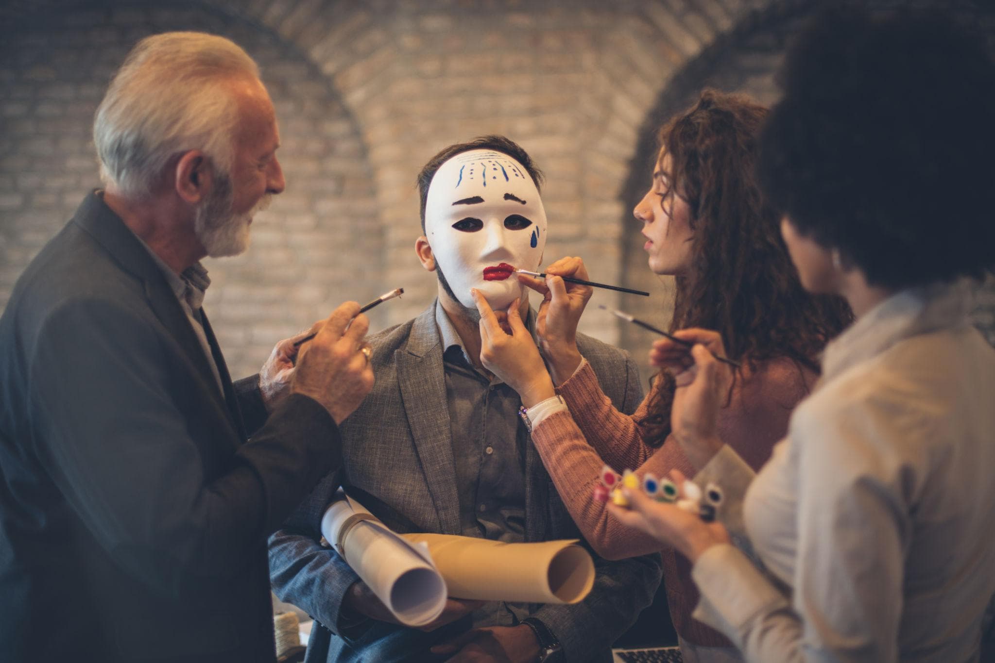 🎭 Ինչու՞ ենք մենք տարբեր մարդիկ տարբեր մարդկանց հետ