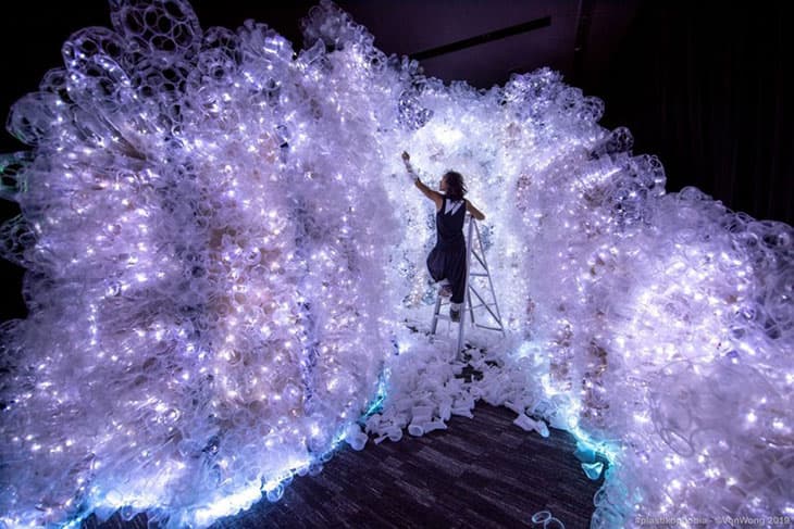 Բողոքի արվեստ․ պլաստմասե բաժակներից ստեղծված քարանձավ